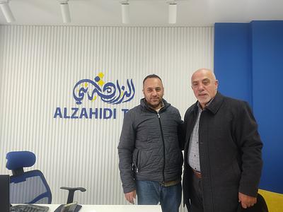 مديرعام شركة الزاهدي للبرمجيات يطلع رئيس الجمعية على موقع الجمعية قبل إطلاقه 