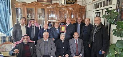 رئيس وأعضاء الجمعية يكرمون مؤسس الجمعية 